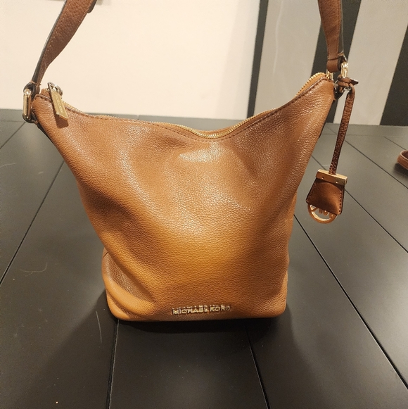 Michael Kors Lupita Medium Messenger bag in brown pebbled leather. - Picture 2 of 11